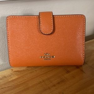 ✨ Coach Medium Corner Zip Wallet ✨
